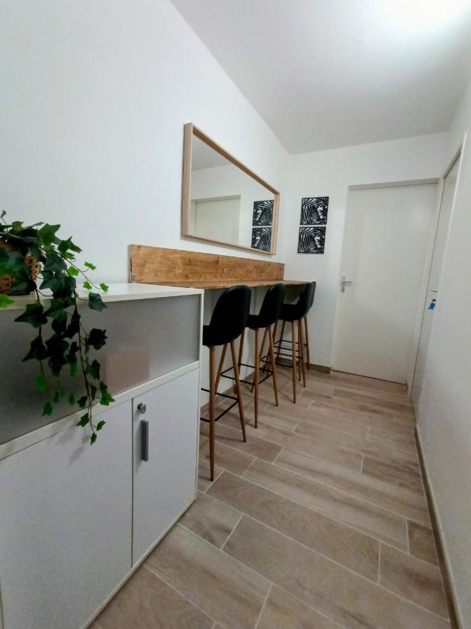Private Room In Renovated Apartment - Tram 1 Min Walk Nisa Exterior foto